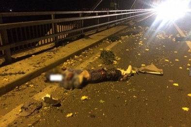 Tai nạn giao thông ngày 29 Tết: Ô tô nổ lốp đâm tử vong người chở hoa trên cầu Nhật Tân