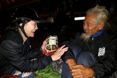 Giới trẻ mang Tết ấm đến với người vô gia cư ở Hà Nội