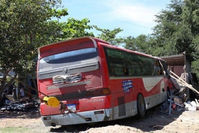 Tai nạn giao thông ngày 30 Tết: Đi ăn Tết, hai bố con bị taxi đâm văng xuống sông, tử vong