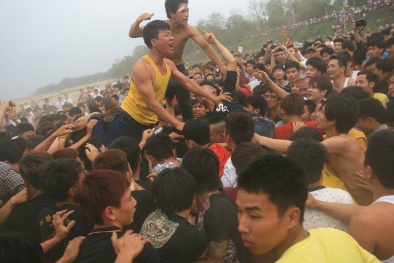 Xin lộc may mắn đầu xuân 'biến tướng' thành 'cướp lộc' phản cảm