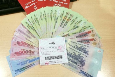 Khai xuân, nhiều người háo hức 'khoe' được lì xì bằng vé số Vietlott