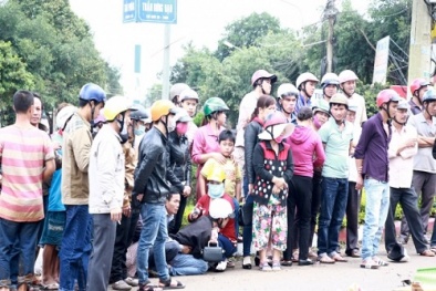 Tai nạn giao thông ngày 4/2: Xe khách đi lễ bị tàu hỏa tông bẹp dúm, 6 người thương vong