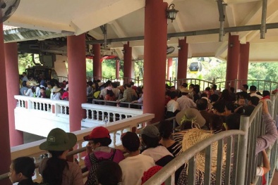 'Biển người' đổ về danh thắng Hương Tích thiêng liêng