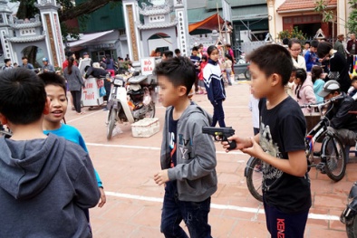 Súng đồ chơi bắn đạn nguy hiểm 'độc chiếm' hội làng