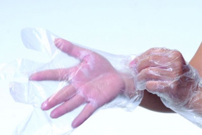 Bà nội trợ nên dừng ngay việc dùng bao tay nilon khi chế biến đồ ăn
