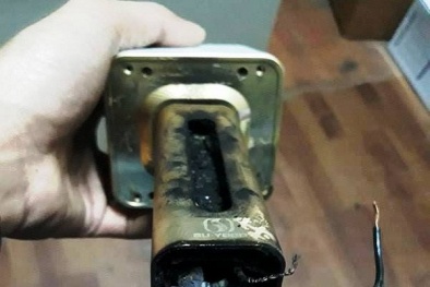 Để sạc qua đêm, chiếc micro karaoke phát nổ khủng khiếp