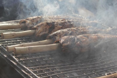 Ngày vía Thần tài sao nhiều người đổ xô mua cá lóc nướng để cúng?