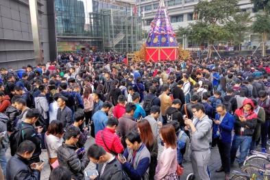 Sau Tết, hàng nghìn nhân viên xếp hàng chờ nhận phong bao lì xì từ ông chủ