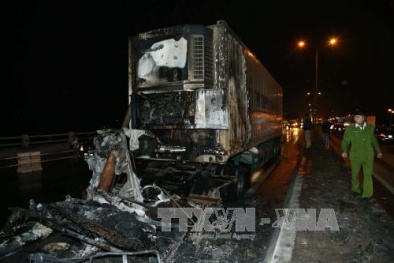 Tin mới nhất vụ container bốc cháy trên Cầu Thanh Trì