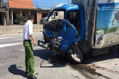 Tai nạn giao thông ngày 7/2: Đầu xe tải nát bét, tài xế văng xuống đường nguy kịch