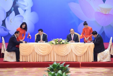 Thủ tướng và đoàn Chính phủ Lào 'xông đất' Việt Nam