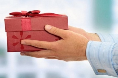Tặng quà Valentine theo phong thủy để giữ lửa tình yêu