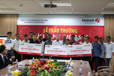 Xổ số Vietlott: 3 người đeo mặt nạ nhận thưởng cùng lúc gần 130 tỷ đồng