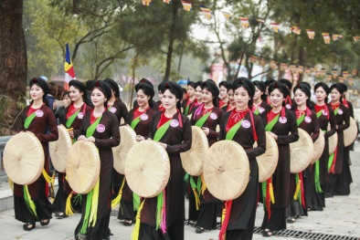 Vẻ đẹp hút hồn của những cô gái miền quan họ trong chiều hội Lim