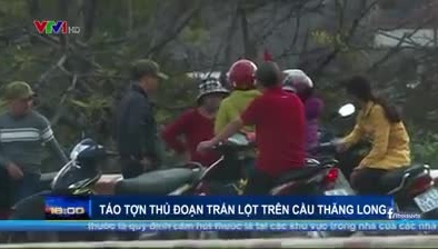 Clip: Lưu manh trắng trợn trấn lột người đi đường trên cầu Thăng Long