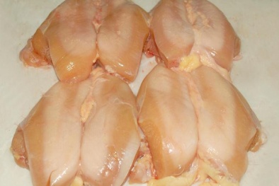 Nên tránh xa thịt gà có nhiều vệt màu trắng ở lườn