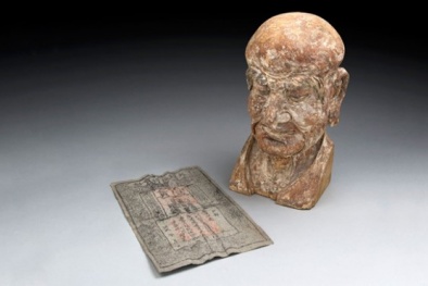 Tìm thấy tiền giấy 700 năm tuổi giấu trong bức tượng La Hán