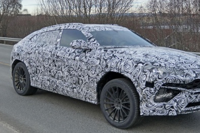 Cận cảnh SUV Lamborghini Urus chạy thử trên đường