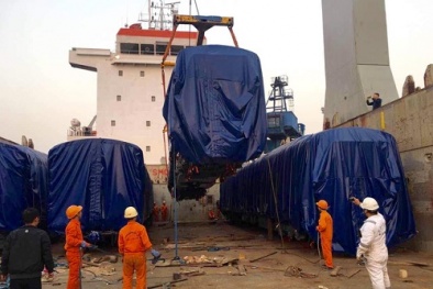 Đầu máy toa xe đường sắt đô thị Cát Linh-Hà Đông về đến Việt Nam