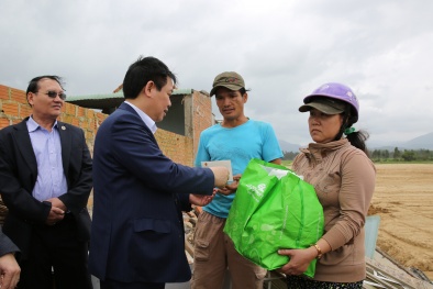 Phó Thủ tướng Vương Đình Huệ động viên bà con vùng lũ Bình Định