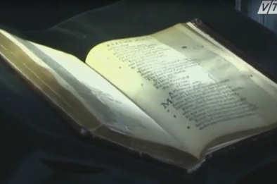 Cuốn sách đắt nhất thế giới giá hơn 1.000 tỷ đồng, phải soi gương mới đọc được