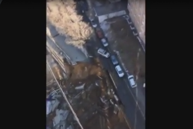 Hố 'tử thần' khổng lồ sâu 20 mét nuốt chửng con đường ở Nga