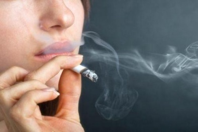 Mẹ bầu hút thuốc trẻ sinh ra có thể bị điếc