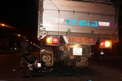 Tai nạn giao thông ngày 15/2: Xe khách chạy tốc độ cao cán tử vong 2 cháu bé