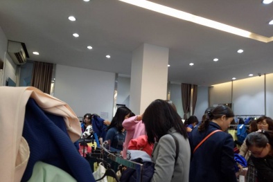 Hà Nội: 'Tranh cướp' hàng hiệu giảm giá từ 2 triệu xuống còn 200 nghìn