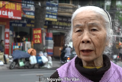 Cụ bà gần 90 tuổi vá xe kiếm sống mỗi ngày