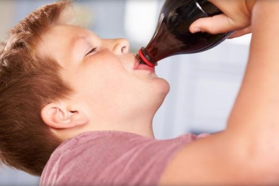 Tin cảnh báo: Trẻ uống nhiều nước ngọt nguy cơ gan nhiễm mỡ