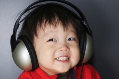 Trẻ có thể điếc vĩnh viễn nếu 'nghiện' đeo tai nghe