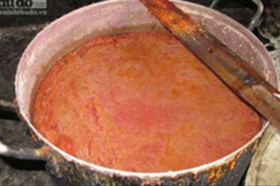 Rùng mình quy trình sản xuất tương ớt giá rẻ vài ngàn đồng một lít