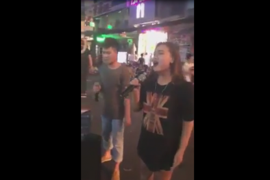 Cặp đôi gây náo loạn phố tây - Bùi Viện với màn song ca hit 'Anh' cực đỉnh