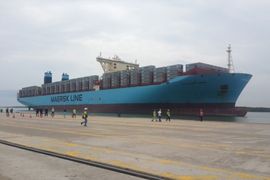 Siêu tàu container lớn nhất thế giới từ trước đến nay cập cảng Việt Nam