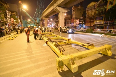 Cận cảnh đưa tàu lên ray tuyến Cát Linh - Hà Đông