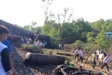 Hiện trường vụ tàu hỏa lật sau va chạm với xe ben, 3 người chết