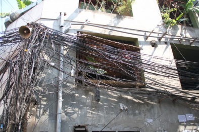 ‘Mạng nhện’ dây điện dăng đầy đường phố, ngõ hẻm Hà Nội