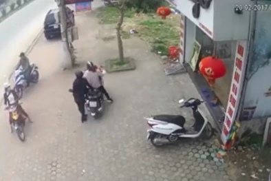 Thót tim clip mẹ bất cẩn để con nhỏ vặn tay ga, xe đầm sầm vào gốc cây