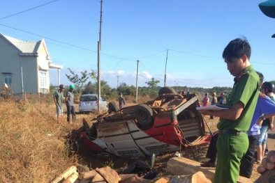Xe chở gỗ va chạm với xe máy, 2 người chết, 1 người bị thương nặng