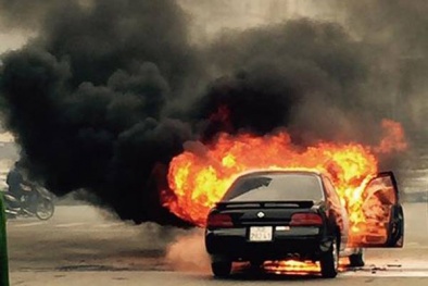 Hà Nội: Ô tô cháy trơ khung giữa giờ cao điểm