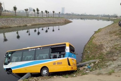 Tai nạn giao thông: Xe buýt bị xe tải đâm xuống kênh nước ở Đà Nẵng
