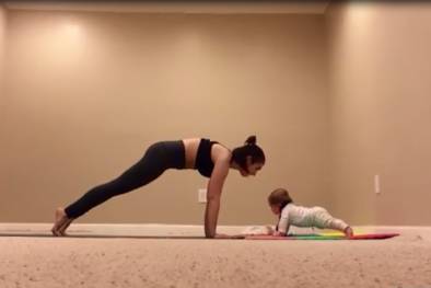Clip: Bé 6 tháng tuổi tập yoga cùng mẹ siêu dễ thương