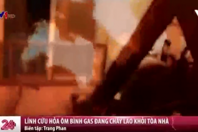 Lính cứu hỏa ôm bình gas đang cháy lao khỏi tòa nhà