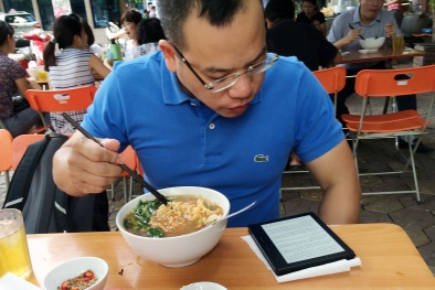 Rước họa vì thói quen sử dụng điện thoại trong bữa ăn