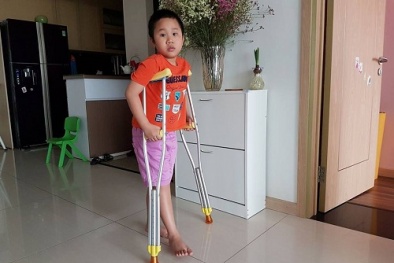 Cháu bé đã đi học trở lại sau vụ gãy chân ở trường Nam Trung Yên