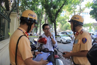 Bỏ đi khi cảnh sát giao thông dừng xe bị phạt thế nào?