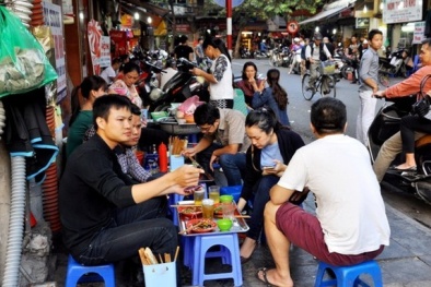 Video: Ngang nhiên 'cướp' vỉa hè phố cổ Hà Nội để kinh doanh