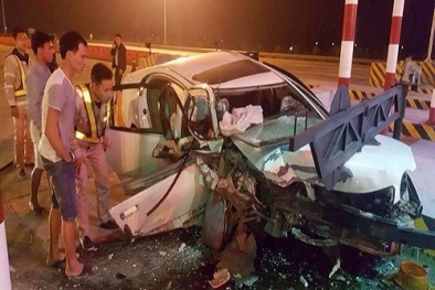 Tai nạn giao thông ngày 1/3: Hai ô tô đấu đầu bẹp dúm, 2 người nhập viện