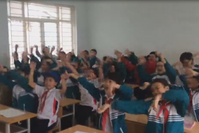 Đồng ca 'Nơi này có anh' của học sinh Hạ Long tặng cô giáo gây ngạc nhiên
